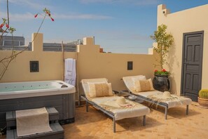 Outdoor spa tub - Riad Dar Fiji - Elegant Exclusive Riad with Private Pool & Rooftop Jacuzzi (Marrakesh)