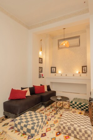 Living area - Riad Dar Fiji - Elegant Exclusive Riad with Private Pool & Rooftop Jacuzzi (Marrakesh)