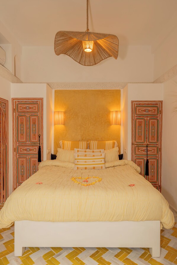 A bedroom with a large bed, two bedside lamps, and a hanging light fixture. - Riad Dar Fiji - Elegant Exclusive Riad with Private Pool & Rooftop Jacuzzi (Marrakesh)