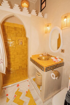 Bathroom - Riad Dar Fiji - Elegant Exclusive Riad with Private Pool & Rooftop Jacuzzi (Marrakesh)