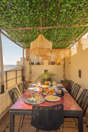Outdoor dining - Riad Dar Fiji - Elegant Exclusive Riad with Private Pool & Rooftop Jacuzzi (Marrakesh)
