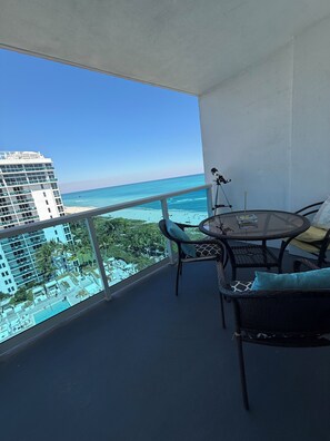 Outdoor dining - Roney / 1 Hotel / studio with balcony / oven view / vibrant Miami Beach (Miami Beach)