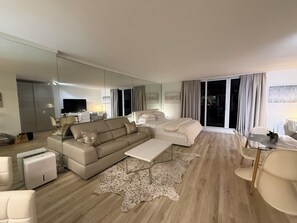 Living area - Roney / 1 Hotel / studio with balcony / oven view / vibrant Miami Beach (Miami Beach)