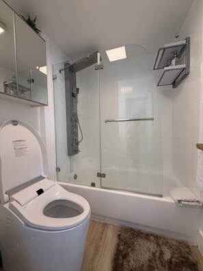 Hair dryer, towels, soap, toilet paper - Roney / 1 Hotel / studio with balcony / oven view / vibrant Miami Beach (Miami Beach)