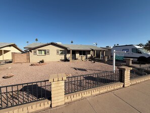 Property grounds - Charming 3-bedroom ASU -Spring Training-home in Tempe with AC (Tempe)