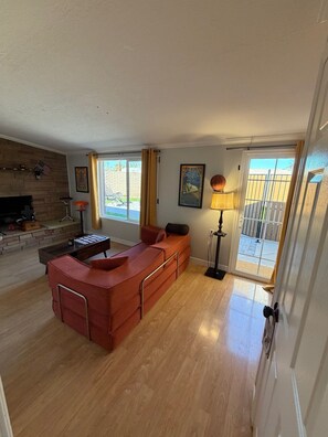 Living area - Charming 3-bedroom ASU -Spring Training-home in Tempe with AC (Tempe)