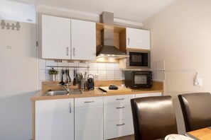 Kühlschrank, Mikrowelle, Ofen, Herdplatte