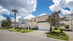 A residential street with houses, a clear sky, and a palm tree. - CP948 -6BR  Modern Home | Private Pool | Spacious (Davenport)