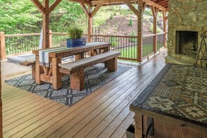Outdoor dining - Thistle Ridge Mountain & River Retreat- 12 acres, hot tub, EV charger, fire pits (Lansing)