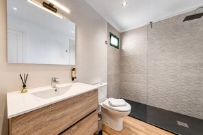 Shower, hair dryer, towels, toilet paper - Casa Lanzarote Luxury Stay • Beach 2 min • LVH (Playa Blanca)