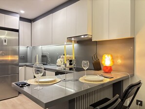 Frigorifero, forno, piano cottura, lavastoviglie