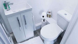 Shower, hair dryer, towels, shampoo - Spacious Home Near Seafront, Perfect For Groups! (Redcar)