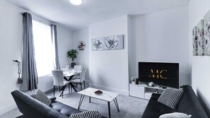 TV, offices - Spacious Home Near Seafront, Perfect For Groups! (Redcar)