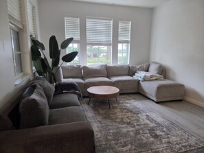 Living area - Luxury 3-Bedroom Lakefront Condo in Premier Gated Resort Community (Palm Beach Gardens)