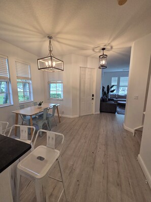 Dining - Luxury 3-Bedroom Lakefront Condo in Premier Gated Resort Community (Palm Beach Gardens)