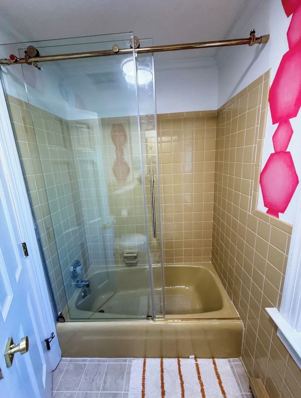 Douche, sèche-cheveux, serviettes fournies, papier toilette