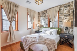 Tabla de planchar con plancha, wifi y ropa de cama