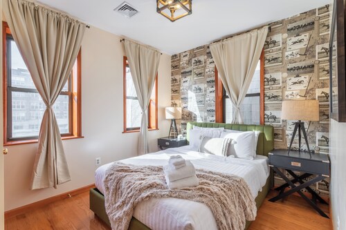 2-bedroom apartment near center city with Private paid parking.