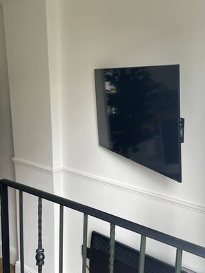 Interior - Eclectic apartment above a cocktail bar – free cocktail on weekends (Castle Donington)