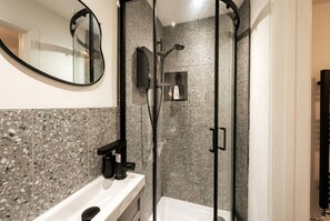 Hair dryer, towels - Eclectic apartment above a cocktail bar – free cocktail on weekends (Castle Donington)
