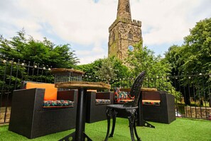 Terrace/patio - Eclectic apartment above a cocktail bar – free cocktail on weekends (Castle Donington)