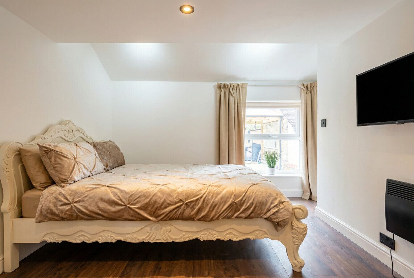 1 bedroom, desk, iron/ironing board, WiFi