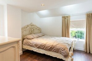 Room - Eclectic apartment above a cocktail bar – free cocktail on weekends (Castle Donington)