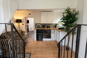 Interior - Eclectic apartment above a cocktail bar – free cocktail on weekends (Castle Donington)