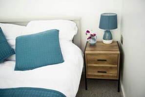 Tabla de planchar con plancha, wifi, ropa de cama
