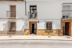 Exterior detail - Casa Eloah: Historic Home Next to the Alcazaba of Antequera (Antequera)