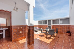Outdoor dining - Casa Eloah: Historic Home Next to the Alcazaba of Antequera (Antequera)