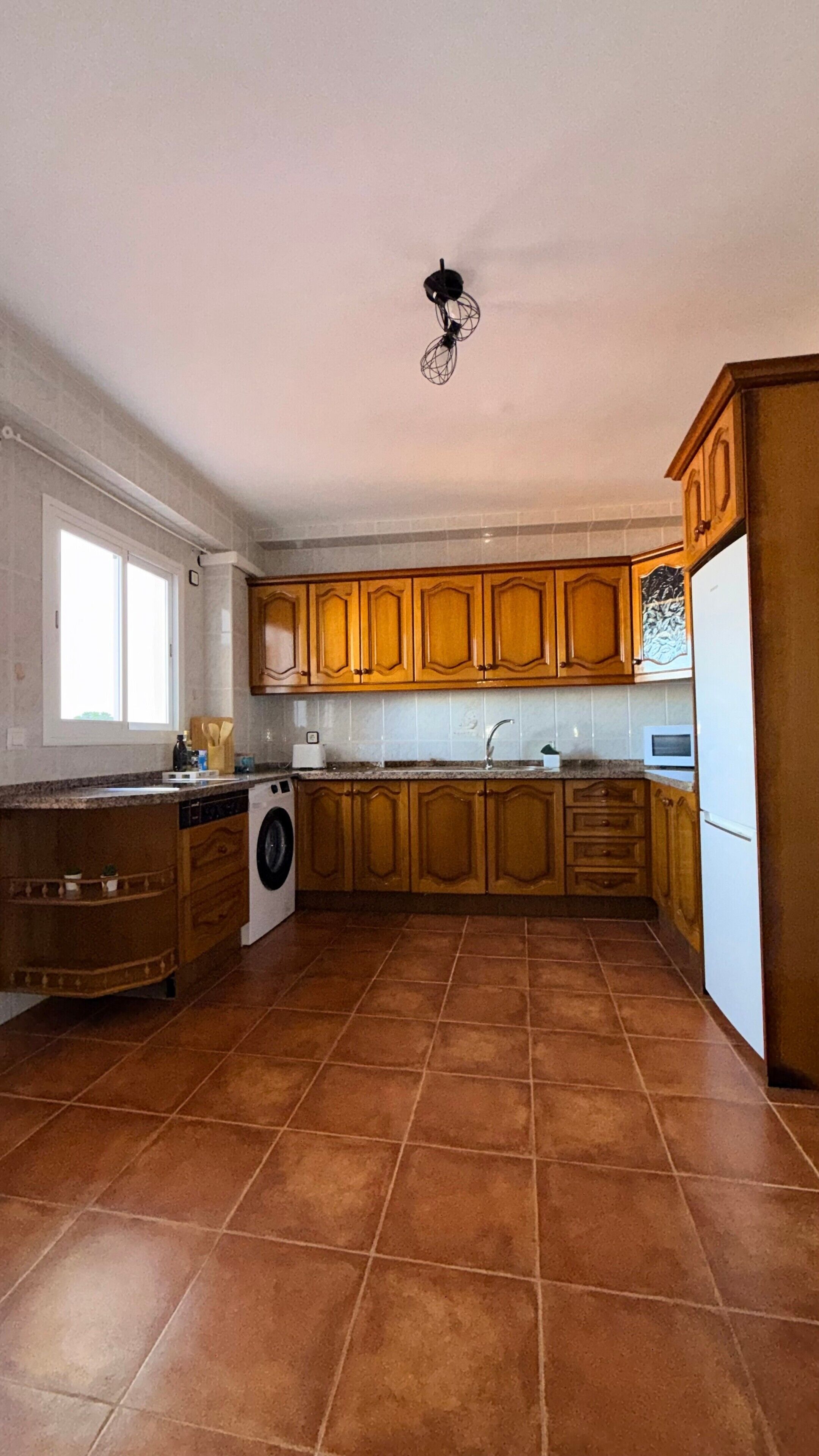 Réfrigérateur, micro-ondes, plaque de cuisson, cafetière/bouilloire