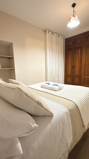 3 habitaciones, tabla de planchar con plancha, wifi y ropa de cama 