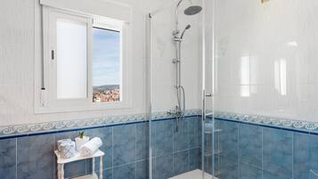 Dusche, Haartrockner, Handtücher