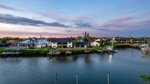 A waterfront property with multiple houses, docks, and a marina. - Canal Front Retreat | Pool, Hot Tub, Dock + Game Room (Apollo Beach)