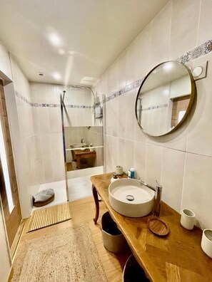 Kahden hengen deluxe-huone, näköala puutarhaan | Kylpyhuone