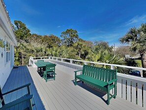 Outdoor dining - Spring Tide | Pet-Friendly, Large Deck, Great Location (Tybee Island)