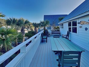 Outdoor dining - Spring Tide | Pet-Friendly, Large Deck, Great Location (Tybee Island)