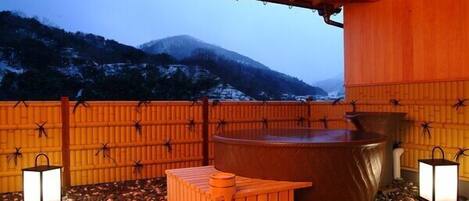 Outdoor spa tub