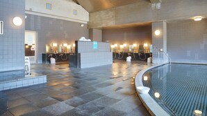 Un bagno pubblico con diversi lavandini e una zona piscina.