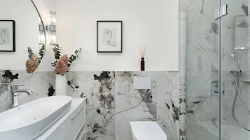 Een douche, een haardroger, handdoeken, shampoo