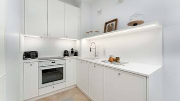 Kühlschrank, Mikrowelle, Ofen, Herdplatte