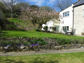 Outdoor dining - Valley View Farm Annexe. Jurassic Coast, River Cottage, Lyme Regis nearby (Uplyme)