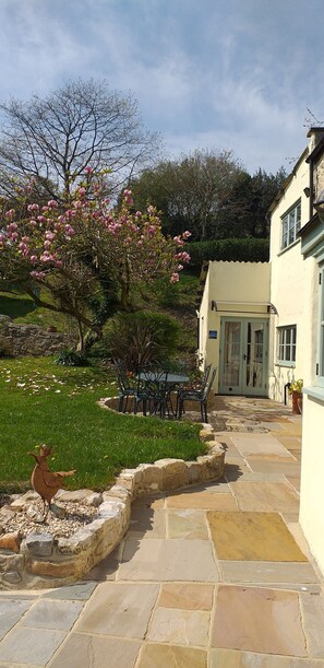 Outdoor dining - Valley View Farm Annexe. Jurassic Coast, River Cottage, Lyme Regis nearby (Uplyme)