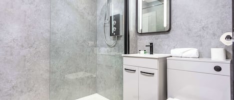 Regadera, secadora de cabello, toallas, shampoo