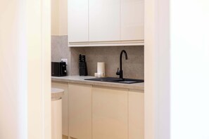 Kühlschrank, Mikrowelle, Ofen, Geschirrspüler