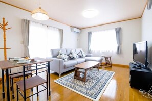 Living area - Ma Maison Mt. Fuji Kawaguchiko (Fujikawaguchiko)