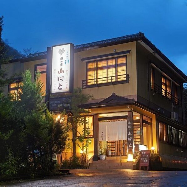 Un bâtiment traditionnel avec une enseigne indiquant qu’il s’agit d’un restaurant.
