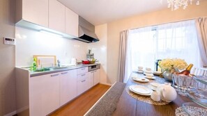 Kühlschrank, Mikrowelle, Herdplatte, Kochgeschirr/Geschirr/Besteck
