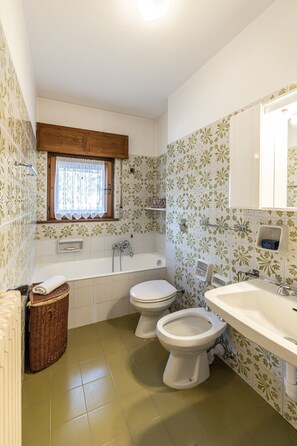 Shower, hair dryer, bidet, towels - Casa Amalia, with panoramic terrace (Cortina d´Ampezzo)